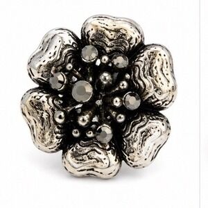 Large Silver Tone Flower Cocktail Ring Textured Floral Design Rhinestone Sz 6